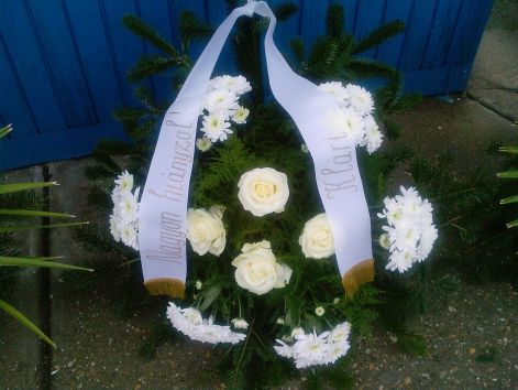4_szal_feher_rozsa_es_6_szal_feher_krizantem_gorog_allo_koszoru.jpg
